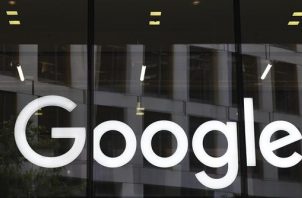 Logotipo de Google en las oficinas de la compañía en Londres (Reino Unido).