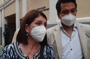Marta Linares de Martinelli y el abogado Luis Eduardo Camacho González a su salida de la Cancillería. Foto: Víctor Arosemena