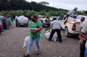 Los damnificados en Bocas del Toro, han recibido el apoyo con bolsas solidarias. Foto: Cortesía