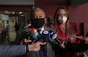El abogado Roiniel Ortiz manifestó que se la han pasado perdiendo el tiempo con la lectura por parte de la fiscalía de boletines electorales. Víctor Arosemena
