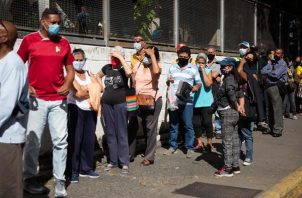 Personas hacen fila para ingresar a un centro de vacunación, en Caracas. EFE