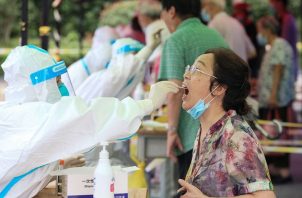 Un sanitario realiza una prueba diagnóstica de covid-19 en Nanjing, China. Foto: EFE