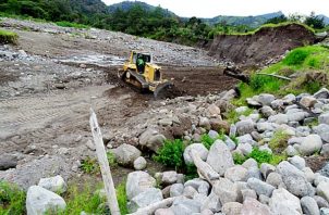 Los trabajos, hasta el momento, han logrado un avance en el dragado y desviación de las fuertes corrientes del caudaloso río Chiriquí Viejo. Foto: Mayra Madrid 