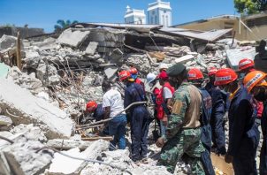  Personal realiza trabajos de remoción de escombros, búsqueda y rescate tras el terremoto registrado este sábado en Haití. EFE