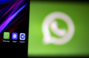 WhatsApp, que fue adquirida por Facebook en 2014, cuenta con 2.000 millones de usuarios en todo el mundo, lo que la convierte en la plataforma de mensajería por internet más usada. EFE