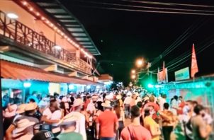 Las personas se aglomeraron en las calles de Guararé. Foto: Thays Domínguez