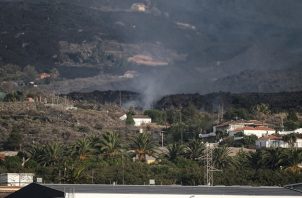 Imagen hoy de la colada de lava expulsada por el volcán de Cumbre Vieja de La Palma por encima del pueblo palmeño de Todoque. Foto: EFE