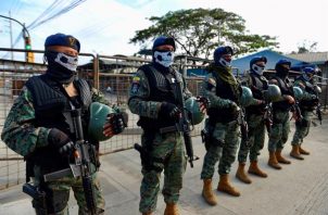 Fuerzas Armadas ecuatorianas, en conjunto con miembros de la Policía, adelantan un operativo en la penitenciaria del litoral, en Guayaquil (Ecuador). Foto: EFE