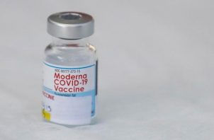 Autoridades niponas detectan partículas extrañas en 39 viales de la vacuna contra la covid-19 de Moderna importada de España. Foto: EFE