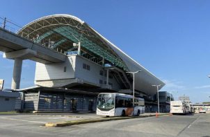 Los metrobuses sirven de complemento a las dos líneas del metro que circulan en el centro de la ciudad, San Miguelito y el este. Foto: Cortesía
