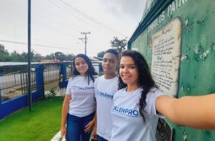 Nayua Saleh y Jade Rojas junto a Alexander Miranda. Grupo de la Escuela Secundaria de Aserrío. Foto: Cortesía