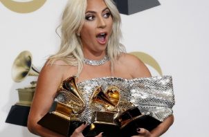 Lady Gaga recibiendo un lote de premios Grammy en 2019. EFE/EPA/JOHN G MABANGLO