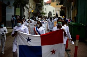 Cientos de enfermeras participaron en una marcha hacia la Presidencia de la República. Foto: EFE