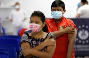 Sólo el 44 % de los habitantes de América Latina y el Caribe ha recibido su pauta completa de la vacuna contra el coronavirus, advierte la OPS. Foto: EFE
