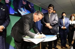 El presidente de Panamá, Laurentino Cortizo, estampa su firma en la Declaración. Foto: Cortesía Presidencia