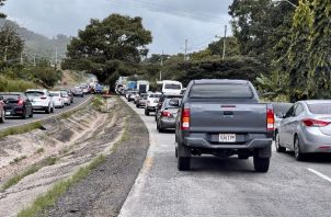 Más de 50 vehículos se han desplazado hacia el interior del país. Foto: Cortesía Tráfico Panamá