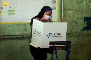 Una mujer vota en las elecciones presidenciales hoy, en la Junta Receptora de Esquipula en Managua, Nicaragua. Foto: EFE. 