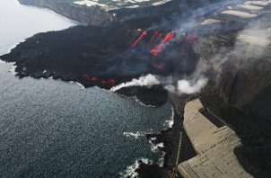 La lava expulsada desde Cumbre Vieja avanza sobre la Playa de los Guirres. Foto: EFE