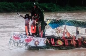  La celebración incluyó el tradicional manejo de piragua con canaletes en el río Tuira. Foto: Cortesía