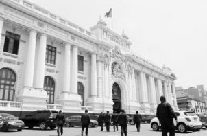 Vista del edificio de la sede del Congreso peruano, en Lima. Foto: EFE.