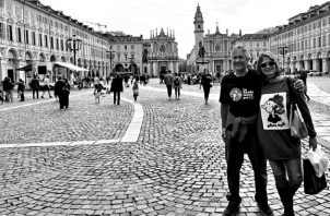 Jaime Figueroa Navarro y su esposa, Mayin Lugo de Figueroa, visitan la Piazza San Carlo, Turín, Foto: Cortesía del autor.