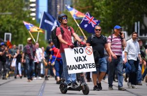  Una multitud participa hoy en una protesta bajo el lema "Marcha mundial por la libertad" en Australia, para mostrar su oposición a la obligatoriedad de las vacunas contra la covid-19. Foto: EFE 
