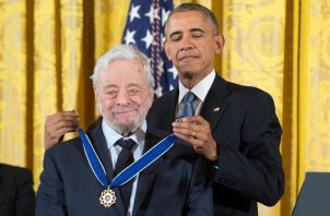 El compositor estadounidense Stephen Sondheim (i) recibe la Medalla de la Libertad de manos del expresidente de EE.UU. Barack Obama, en una fotografía de archivo. Foto: EFE / Michael Reynolds