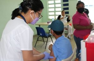 También se están vacunando a jóvenes de 12 a 18 años del sector. Foto: Cortesía