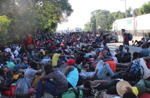 Cientos de migrantes en espera para ser trasladados, en el municipio de Tapachula, estado de Chiapas (México). EFE