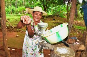 A sus 107 años, Felipa muele maíz, prepara sancochos, asa tortillas, va a misa y hace caminatas. Foto:Cortesía Mides 