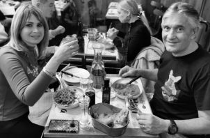 Ahora saboreamos la libertad del momento con mayor ahínco porque de ello trata lo que los franceses denominan el gusto de vivir. Degustando platillos en el restaurante Nannarella, en Roma. Foto: Cortesía del autor.