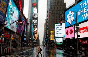 Un hombre camina por un Times Square totalmente vacío a causa del coronavirus en Nueva York, en abril del año pasado. Foto: EFE
