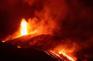 El volcán de Cumbre Vieja, en La Palma, continúa emitiendo lava, que transcurre por las coladas ya establecidas. Foto: EFE