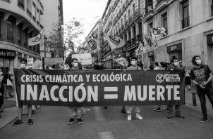 El movimiento 'Extinction Rebellion', denuncia la hipocresía e inacción que impera en las cumbres del clima, en Madrid, a una semana de celebrarse la Conferencia de las Naciones Unidas sobre el Cambio Climático de 2021 (COP26), entre el 31 de octubre y 12 de noviembre. Foto: EFE. 