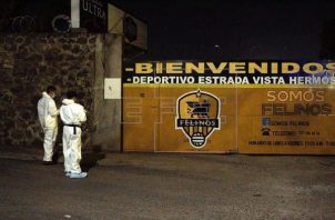 Peritos forenses laboran hoy, en la zona donde fue asesinada la actriz y modelo mexicana,Tania Mendoza, en la ciudad de Cuernavaca, en el estado de Morelos (México). Foto: EFE / Pablo Laín