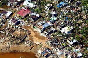Daños, inundaciones y corrimientos de tierra provocados por el tifón Rai en Filipinas. Foto: EFE