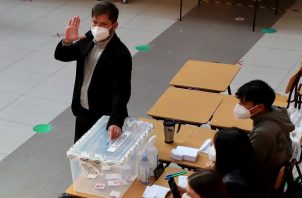 Gabriel Boric vota durante la segunda vuelta de las elecciones presidenciales en Chile. Foto: EFE
