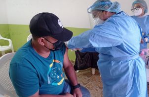 Personal de salud aplica la vacuna de refuerzo contra la covid-19 en los más de 30 sitios habilitados a lo largo de los 14 distritos de la provincia de Chiriquí. Foto: Cortesía Minsa 