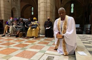 El arzobispo Thabo Makgoba deposita las cenizas del arzobispo emérito Desmond Tutu en el altar mayor de la catedral de San Jorge, en Ciudad del Cabo. EFE