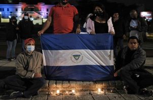 Ciudadanos nicaragüenses encienden velas durante una vigilia para rechazar el nuevo mandato del presidente nicaragüense, Daniel Ortega, al que consideran ilegítimo.