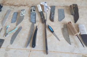 Seis armas de fuego, cuchillos y platinas guardaban reos en la Nueva Joya. Foto: Cortesía Minseg