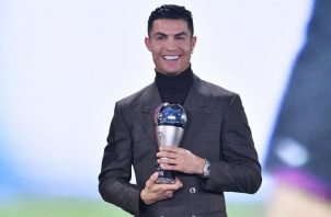 Cristiano Ronaldo, recibe su premio Foto:EFE