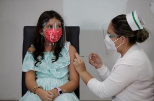 Una niña recibe una dosis de la vacuna contra la covid-19 , en el Hospital Del Niño, en la Ciudad de Panamá (Panamá), en una fotografía de archivo. EFE