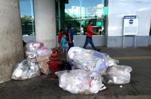 En las áreas del Metro de Panamá se encuentre mucha basura lo que deja mal aspecto a la megaobra. Cortesía