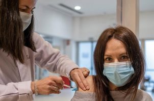Una mujer recibe la vacuna contra el coronavirus, en Ourense. Foto: EFE