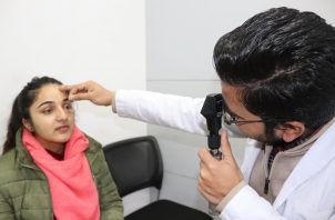 Hay que hacerle exámenes de la vista a niños y adolescentes, periódicamente para prevenir enfermedades.