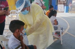 En el distrito de Chitré, el más poblado de la provincia, la vacuna se coloca de lunes a sábado, en la cancha municipal a un costado del centro de salud del corregimiento de Llano Bonito. Foto. Thays Domínguez