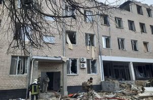 Secuelas de una explosión en las instalaciones de un edificio de una unidad militar en Kiev. Fotos: EFE