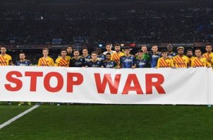 Jugadores del Nápoles y Barcelona sostienen una pancarta que dice "alto a la guerra" antes del partido de vuelta de la eliminatoria de la Liga Europa. Foto:EFE