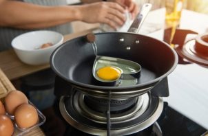 Sacar los huevos de la nevera justo antes de su utilización. Ilustrativa / Freepik
